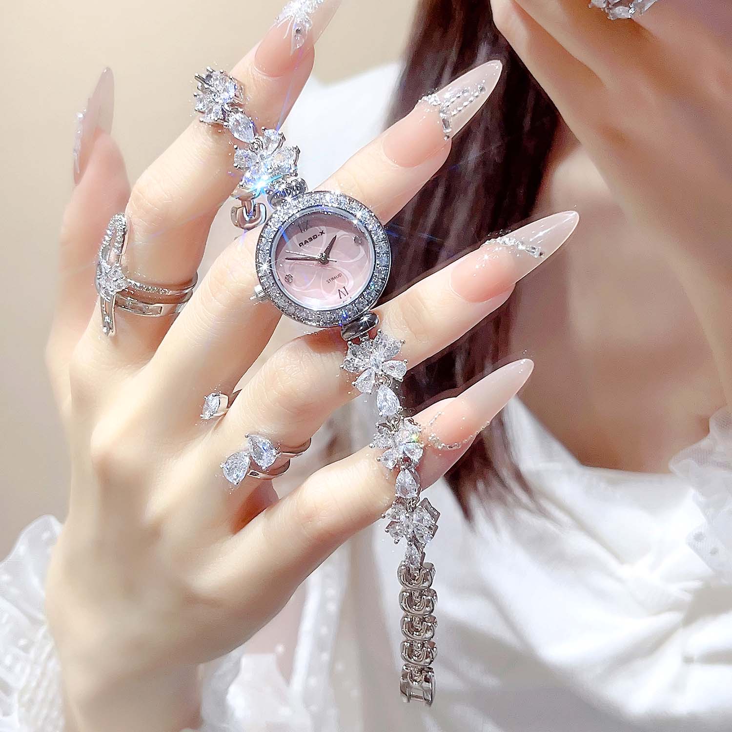 ساعة يد نسائية على شكل فراشة،  - مراجعة Luxury X I Watch وسعره